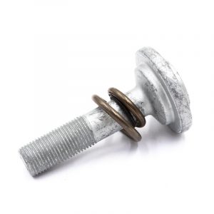 Болт передней ступицы