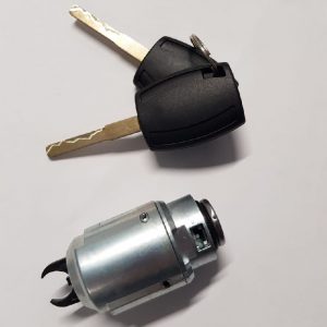 Вставка замка капота